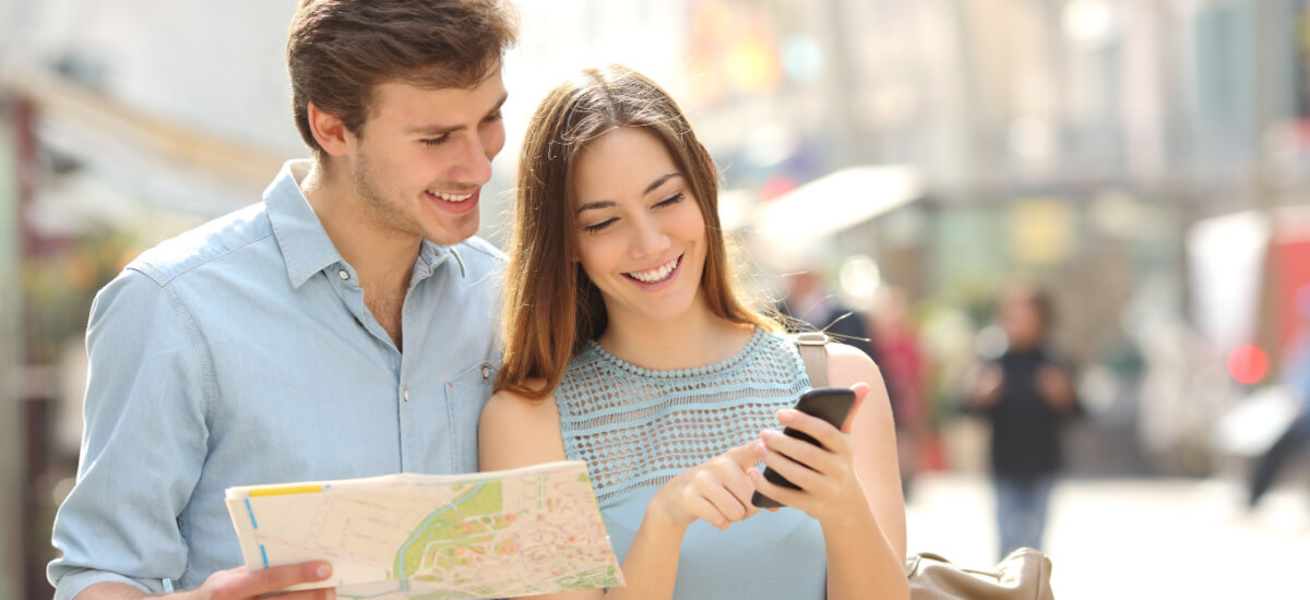 tourist-couple-looking-at-phone