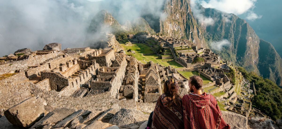 machu-picchu-couple-sitting